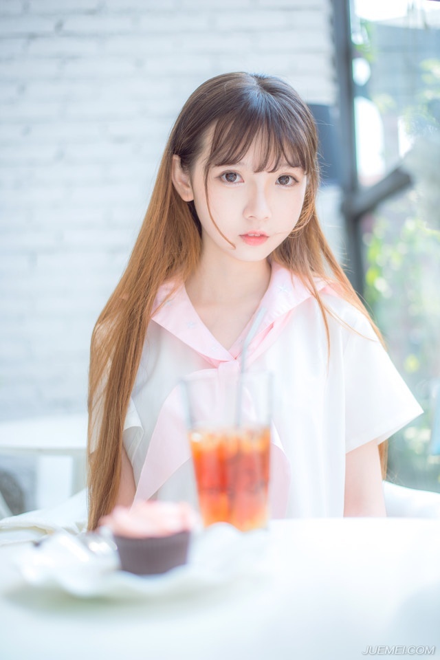 “嗯，这个我记得，叔至还曾问过是否趁机攻入柴桑。”诸葛亮闻言点点头道，言语中也有些无奈，如果换个时机或者局势，那的确是打入江东的一个好机会，至少占据了江夏和柴桑这两处地方，等于是把江东的门户握在手里，江东水军是厉害，但他们完全可以避开水军的弱点，由柴桑走陆路打进江东，可惜眼下的局势不允许，除非有十足的把握能在短时间内把江东给收拾了，否则，只会让双方本就已经降到冰点的关系彻底破裂，再也没有转圜的余地。